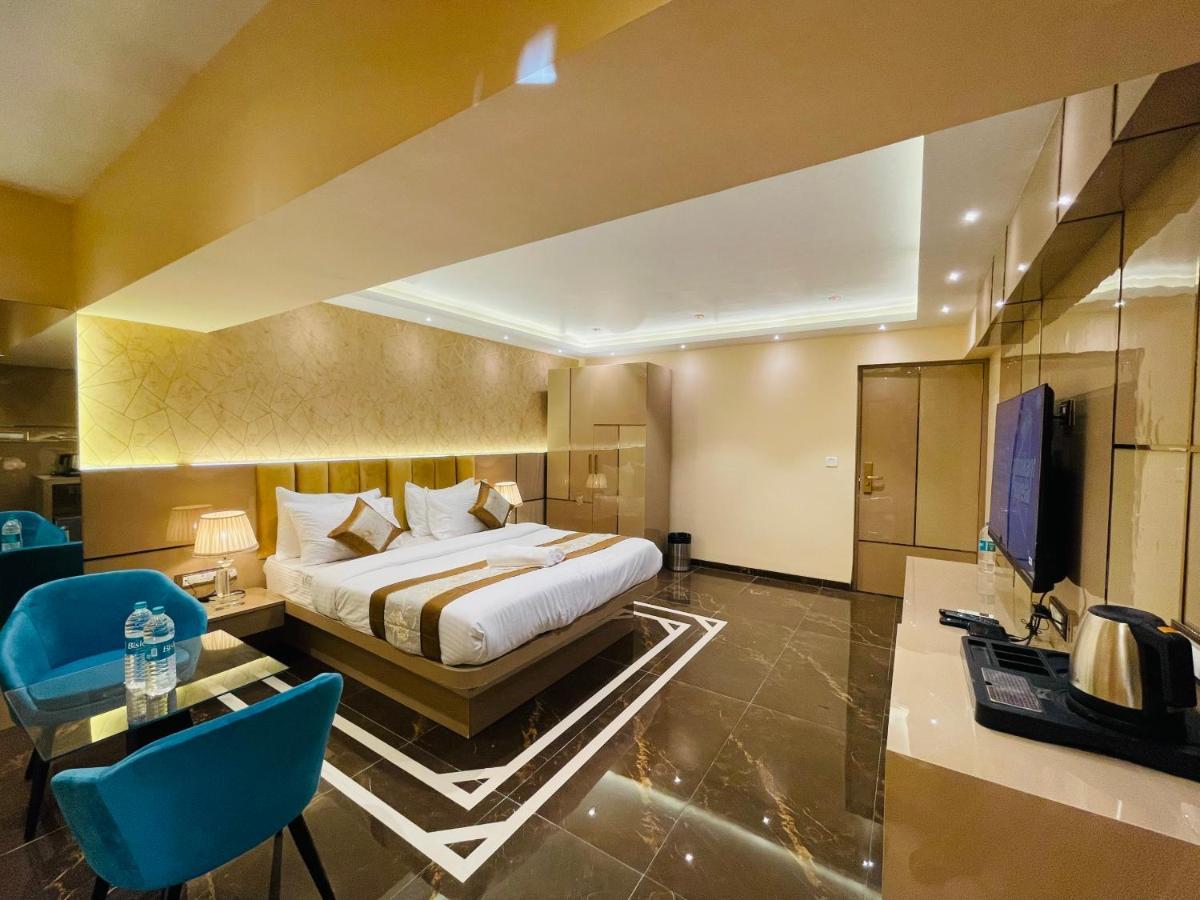 Home2 Renaissance Club Mumbai Exteriör bild